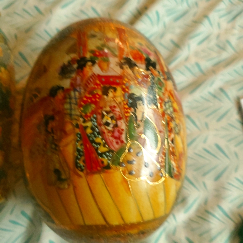 Satsuma vintage egg And two matching vases